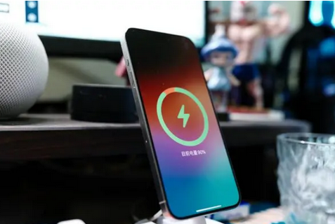 砀山苹果15换屏服务分享用什么充电器给iPhone15充电更好 